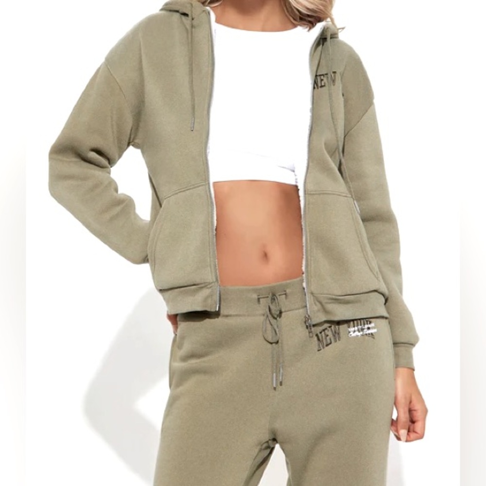 Let’s Be Besties Sherpa Jogger Set NEW 🏷️ - Picture 4 of 4